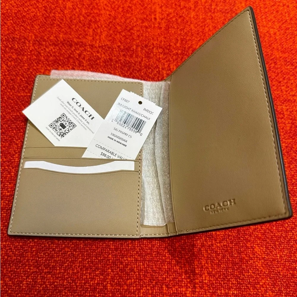 ❤️❤️❤️NWT Coach passport bag/case/cover in signature monogram canvas ❤️❤… - Picture 4 of 11